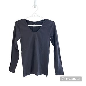 🔘METRIC: Women’s size S, gray stretchy long sleeve, mini v-neck top🔘